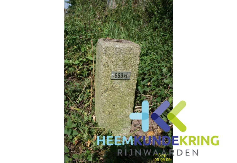 Houberg 19-08-09 663 H grenspaal aan de rechterzijde van de Oude Rijn schuin het landschap in Coll.P.Snip F0000027